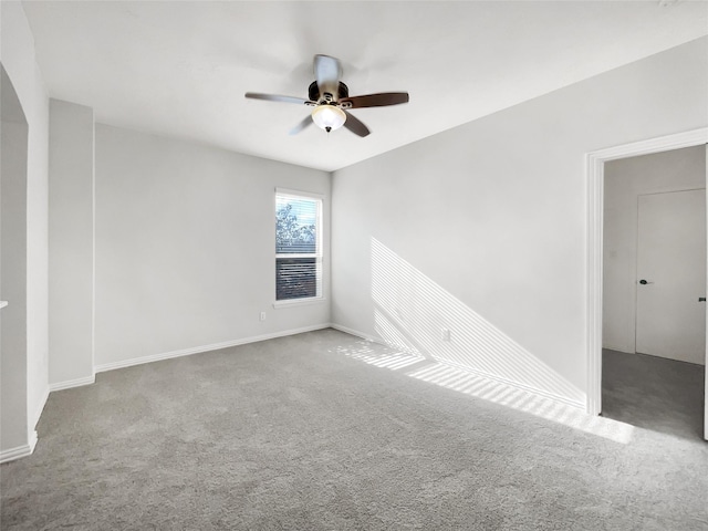 carpeted empty room featuring ceiling fan