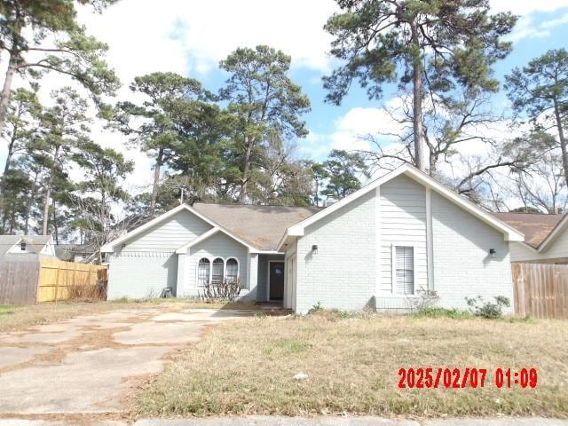 single story home featuring a front lawn