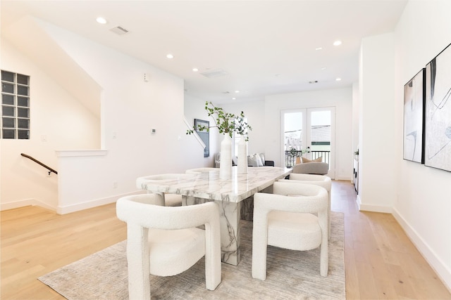 dining space featuring baseboards, light wood-type flooring, visible vents, and recessed lighting