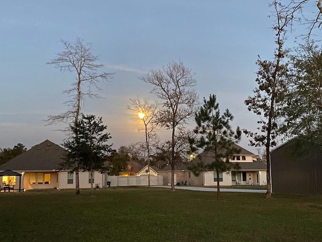 view of yard at dusk