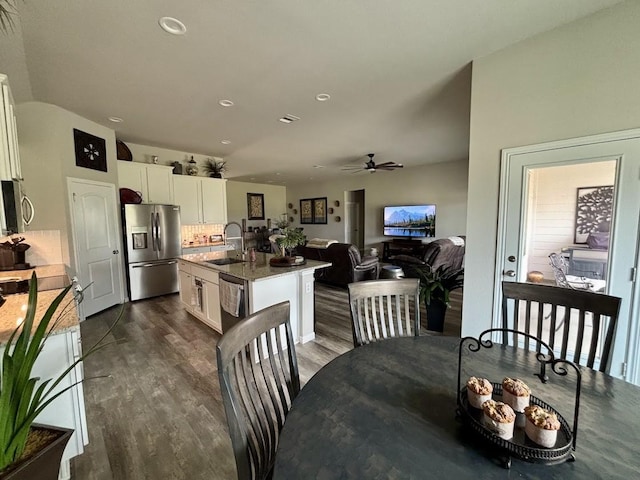 dining space with sink, dark wood-type flooring, and ceiling fan