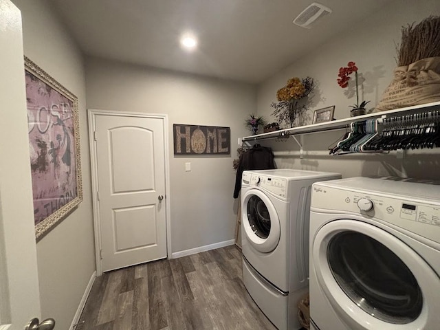 washroom with dark wood-type flooring and independent washer and dryer