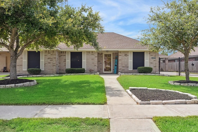 ranch-style home featuring a front lawn