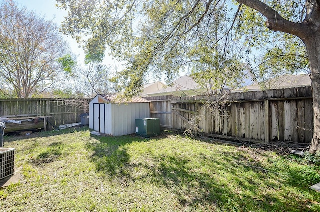 view of yard featuring cooling unit and a storage shed