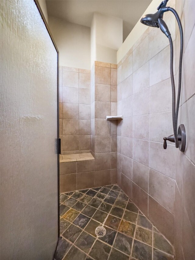 1017 Coventry Rd, Spicewood, TX 78669 - bathroom featuring tiled shower