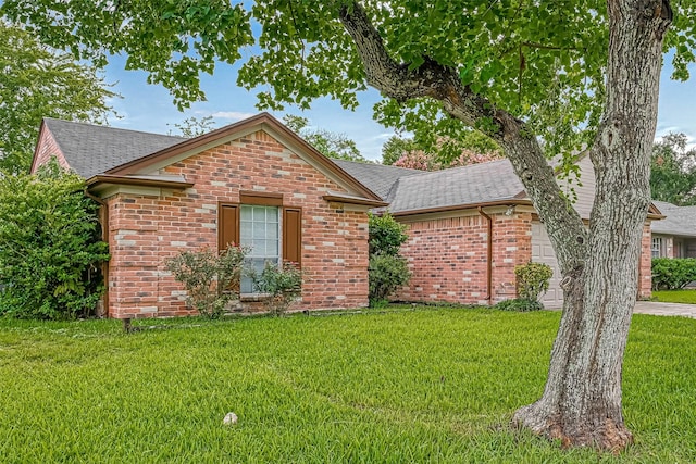 single story home with a front lawn