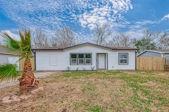 ranch-style home featuring a front lawn