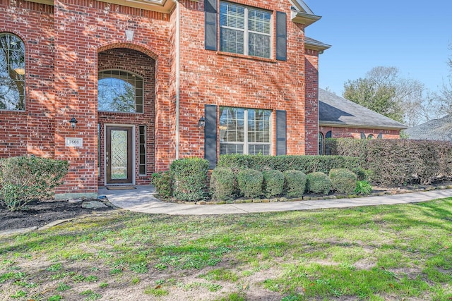 view of front of property with a front lawn