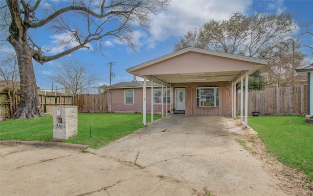 view of front of house with a carport and a front yard