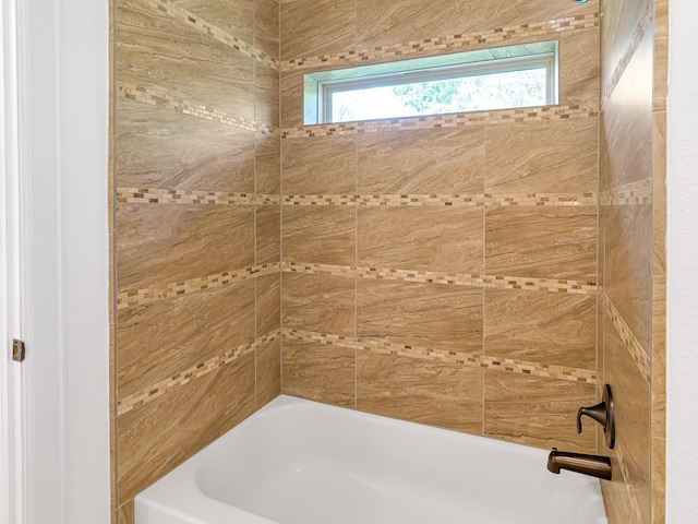 bathroom with tiled shower / bath