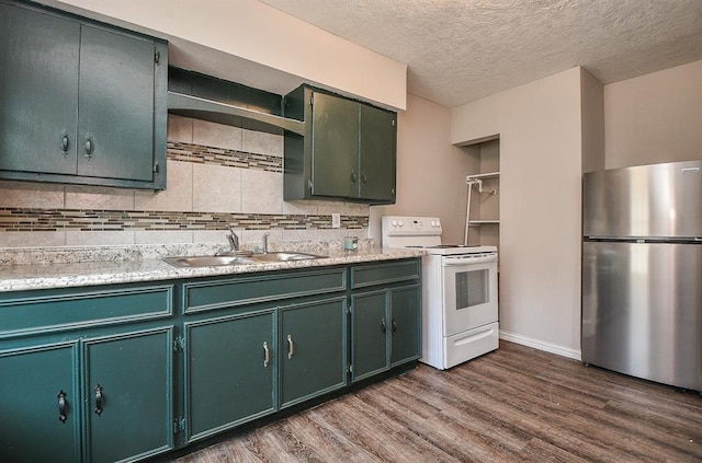 kitchen featuring sink, stainless steel fridge, dark wood-type flooring, electric range, and decorative backsplash