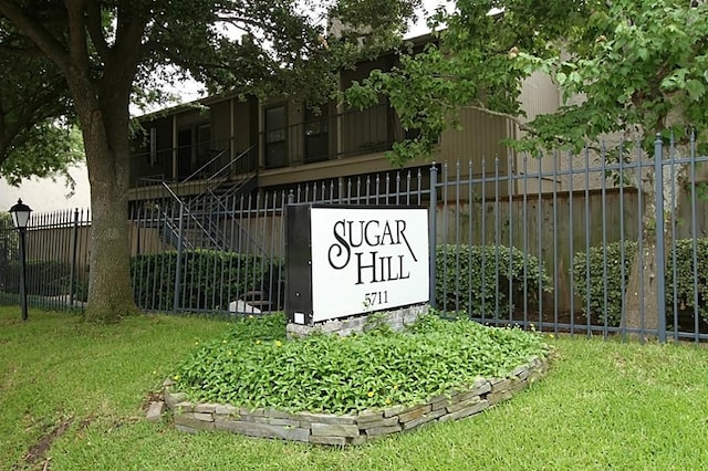 community sign with a lawn