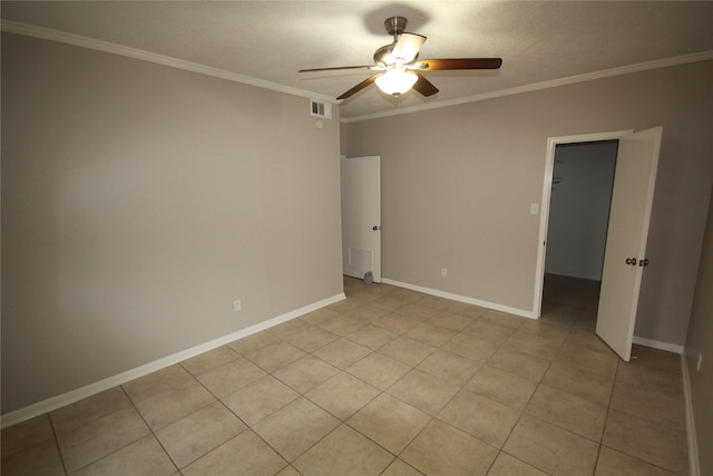 empty room featuring light tile patterned flooring, ceiling fan, and ornamental molding