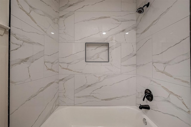 bathroom featuring tiled shower / bath combo