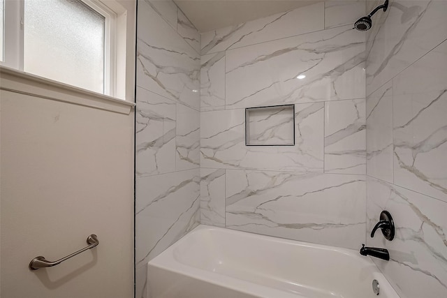 bathroom with tiled shower / bath combo