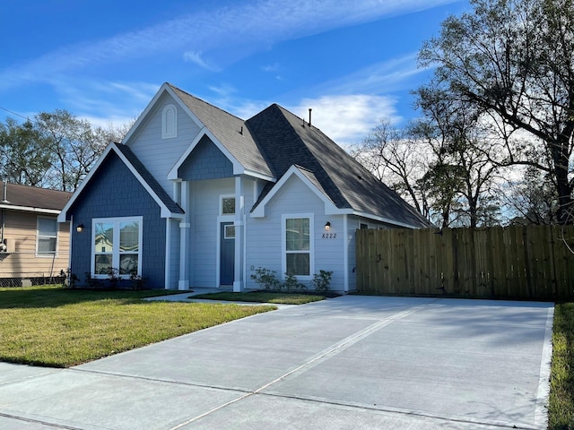 view of front of home featuring a front lawn