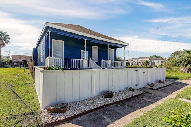 view of front of property featuring a front yard and covered porch