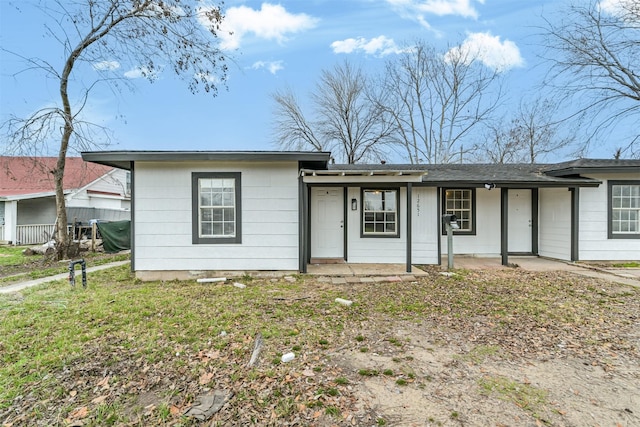 ranch-style house featuring a front yard