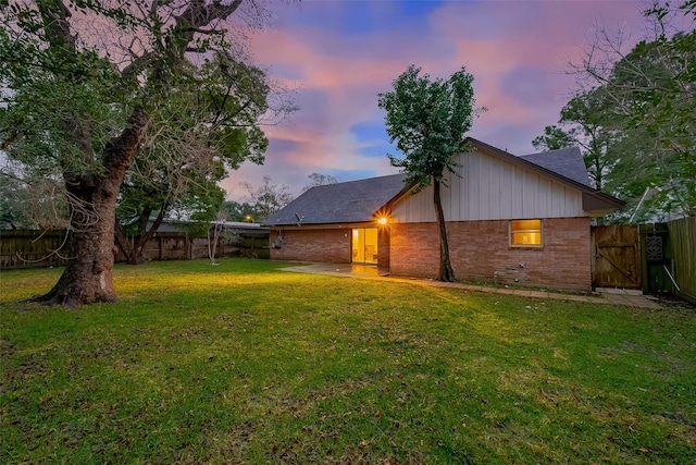 view of yard at dusk