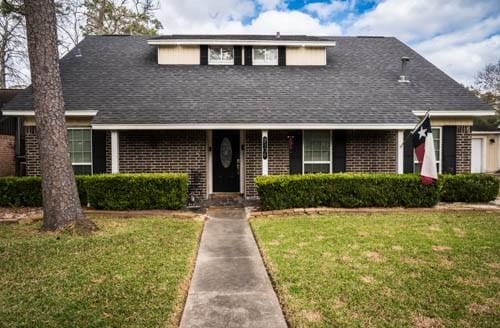 view of front of property featuring a front lawn