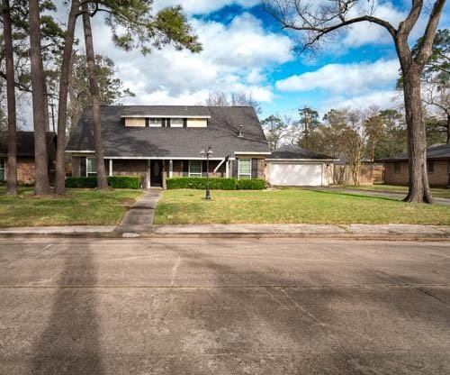 view of front of property featuring a front yard