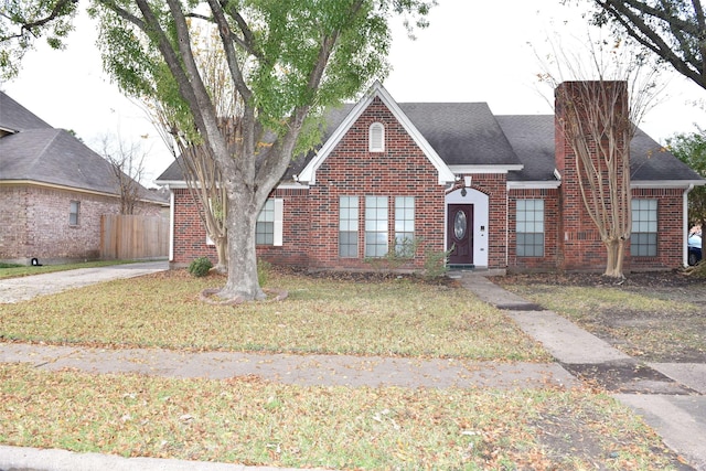 view of front of home featuring a front yard