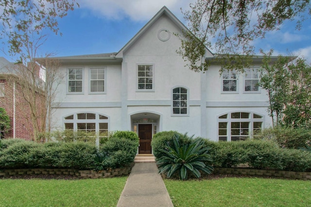 view of front of property featuring a front lawn