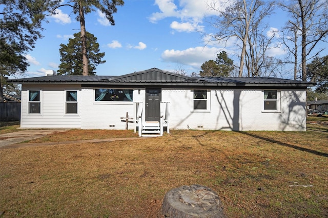 view of front of property featuring a front lawn