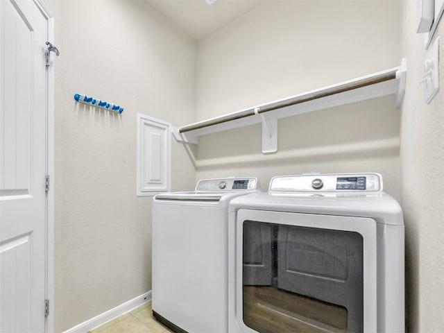 laundry room featuring light tile patterned floors and independent washer and dryer