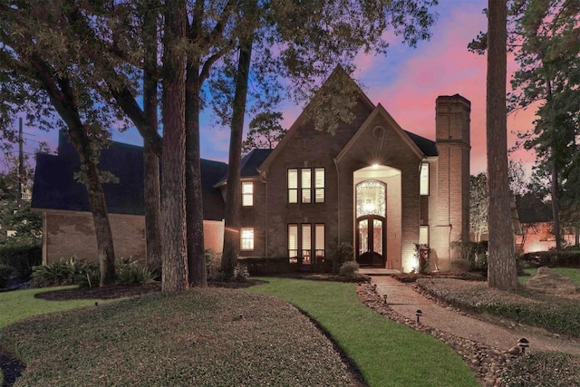 view of front of home featuring a lawn