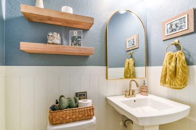 bathroom featuring toilet and sink