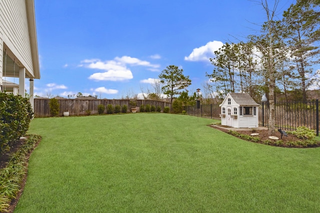 view of yard featuring an outdoor structure