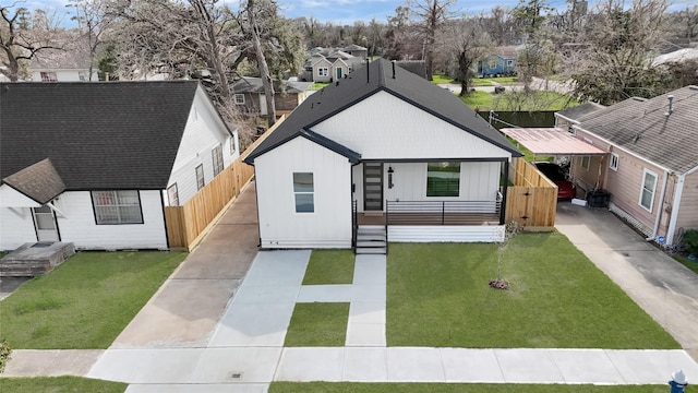 view of front of home with a carport and a front lawn