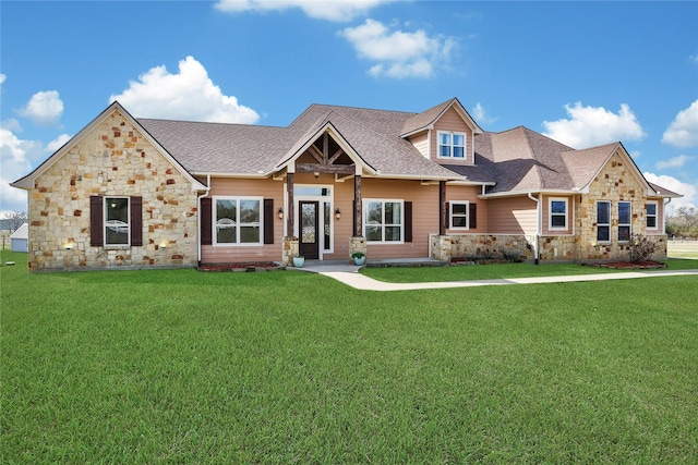 craftsman inspired home featuring a front yard