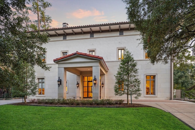 view of front of home featuring a lawn