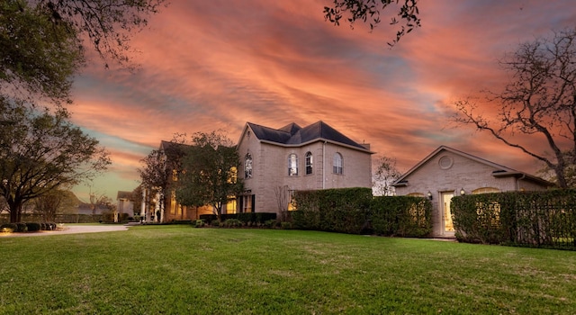 view of front of house featuring a yard