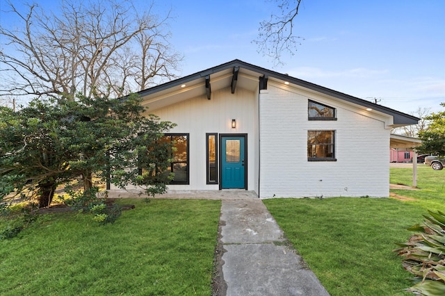 view of front of house with a front lawn