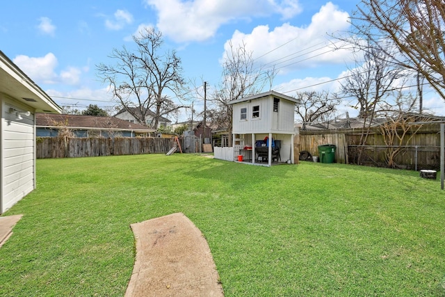 view of yard with an outdoor structure