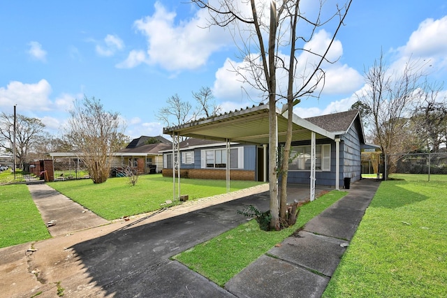 view of front of home featuring a front lawn