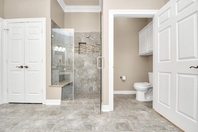 full bathroom with baseboards, toilet, a shower stall, and crown molding