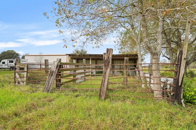 view of yard featuring an outdoor structure