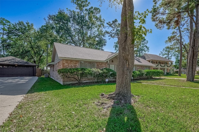 single story home featuring a front yard