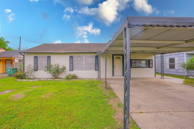 view of front of home with a carport and a front lawn