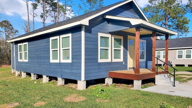 view of side of property featuring a lawn