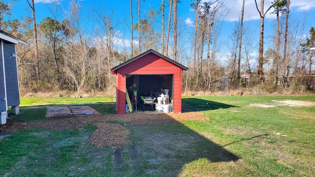 view of yard featuring an outbuilding