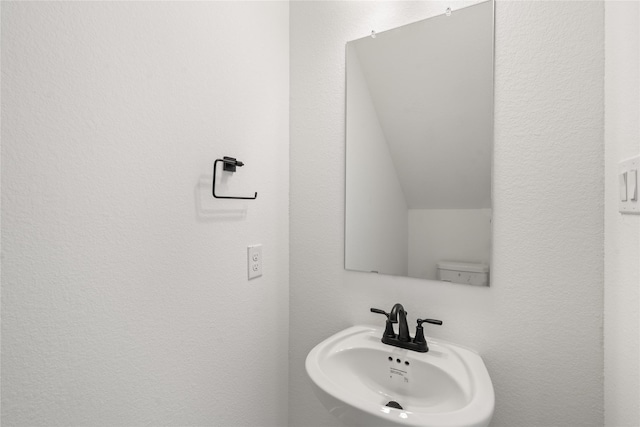 bathroom featuring a sink