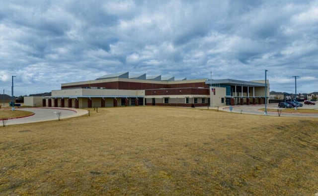 view of property's community featuring a lawn