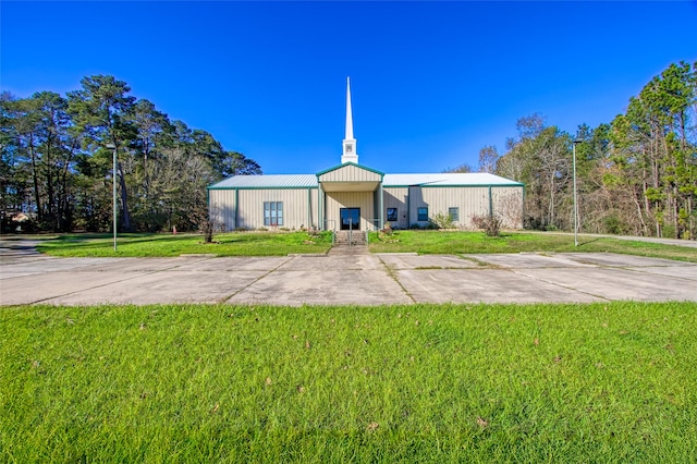 view of front of house featuring a front yard