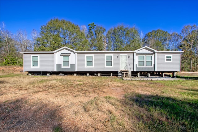 manufactured / mobile home featuring a front yard