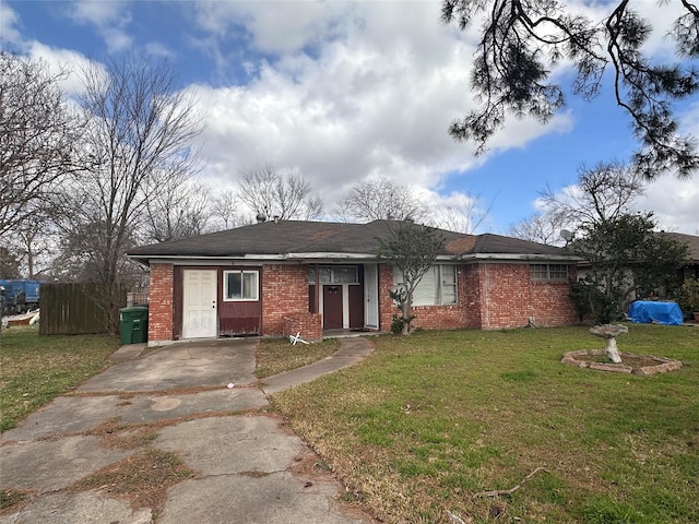 single story home with a front yard